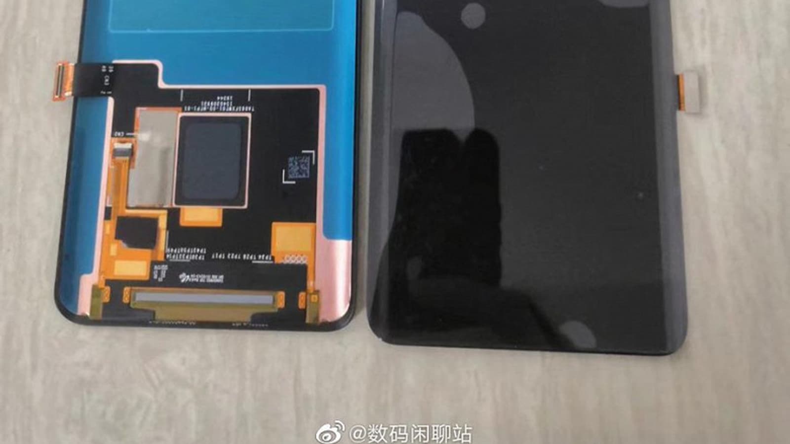 Гиперболический экран Xiaomi Mi Note 10 на живом фото