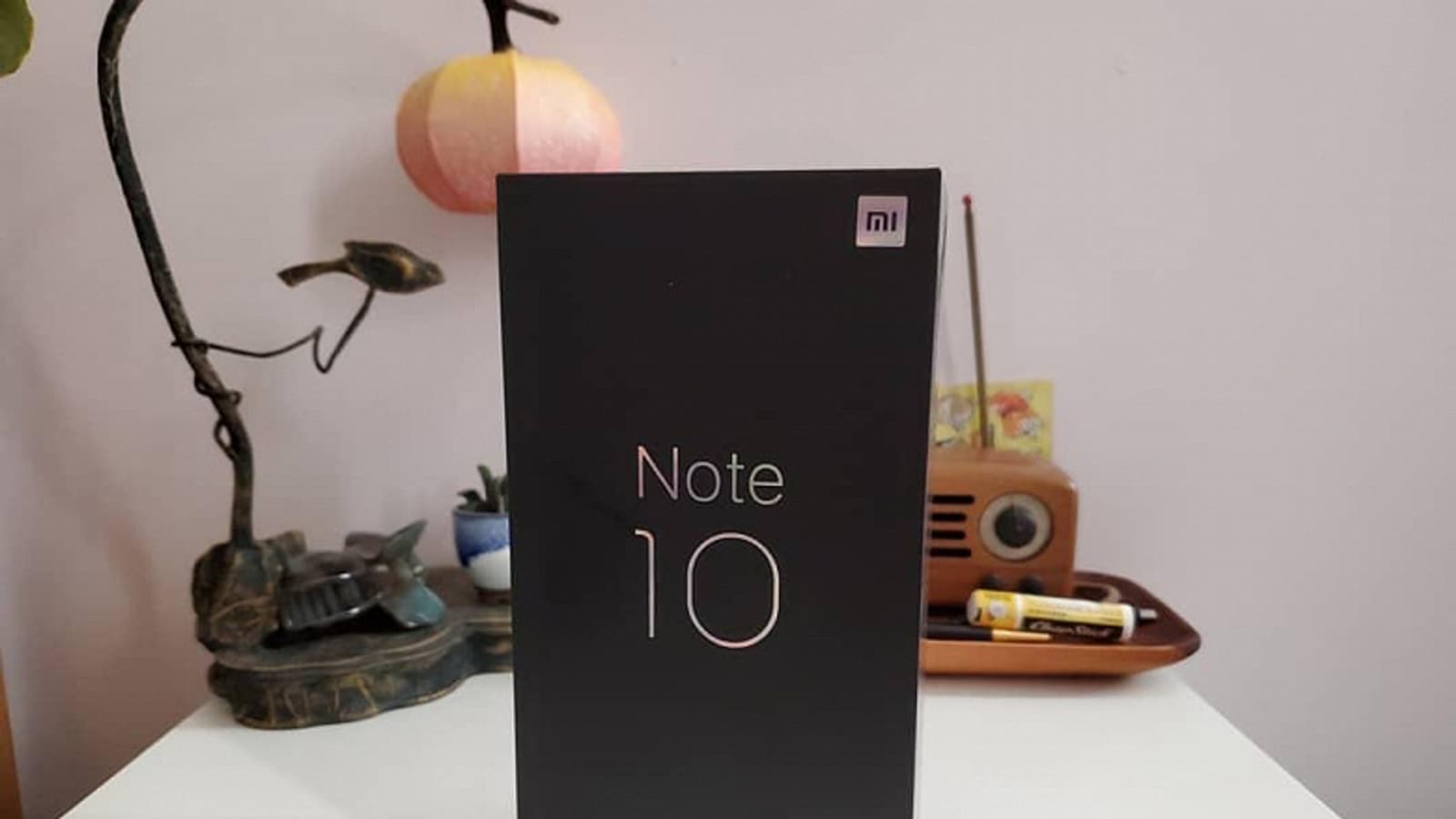 Xiaomi Mi Note 10 в фирменной упаковке позирует на камеру