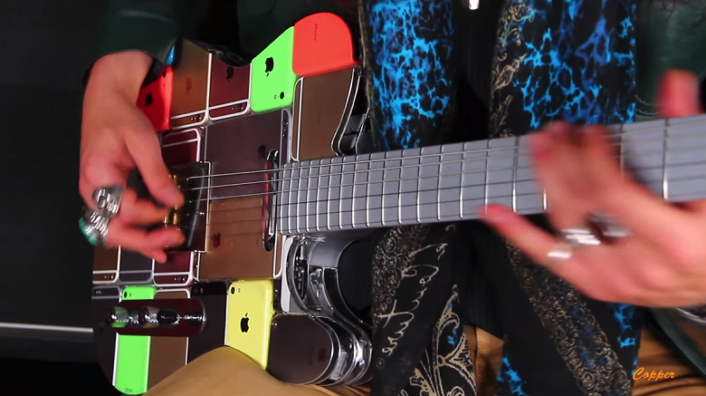 Москвич собрал настоящую электрогитару iCaster из 107 iPhone