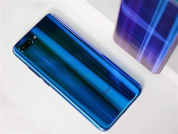Двухлетний флагман Honor получил финальную версию EMUI 10