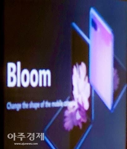 Samsung показала своего конкурента Motorola Razr Samsung показала своего конкурента Motorola Razr