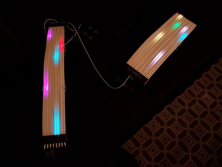 Кабель питания Lian Li Strimer Plus украшен подсветкой RGB на 120 светодиодах Кабель питания Lian Li Strimer Plus украшен подсветкой RGB на 120 светодиодах