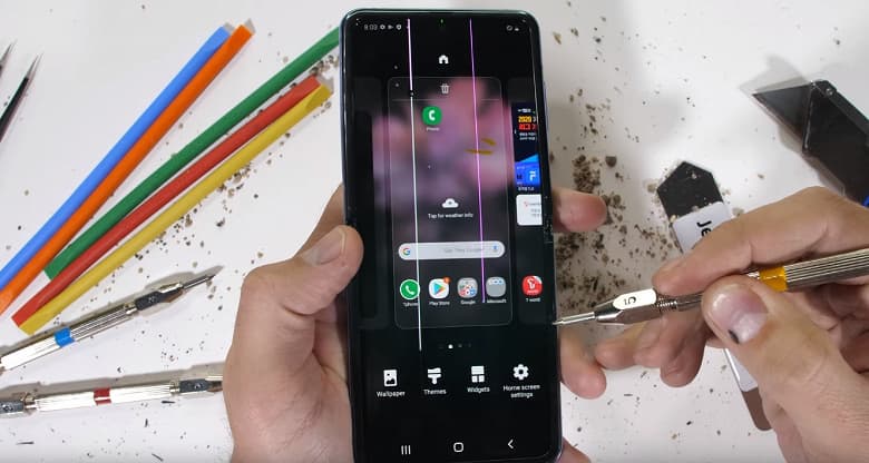 Samsung нагло соврала? Экран Galaxy Z Flip прикрывает обычный пластик Samsung нагло соврала? Экран Galaxy Z Flip прикрывает обычный пластик