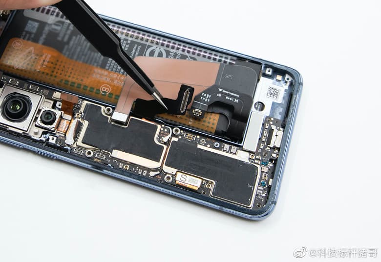 Xiaomi показала внутренний мир Xiaomi Mi 10 Xiaomi показала внутренний мир Xiaomi Mi 10