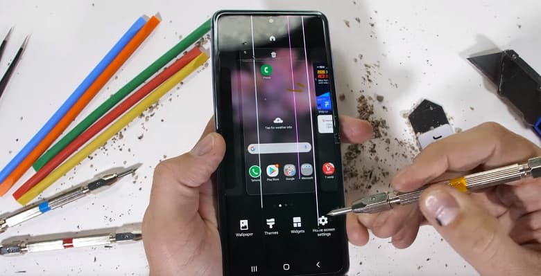 Samsung всё же не врала? Экран Galaxy Z Flip действительно прикрывает стекло, но оно под пластиком Samsung всё же не врала? Экран Galaxy Z Flip действительно прикрывает стекло, но оно под пластиком