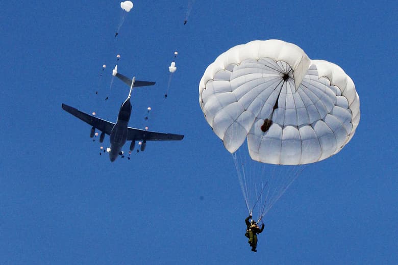 Российским десантникам выдают VR-шлемы для тренировки прыжков с парашютом