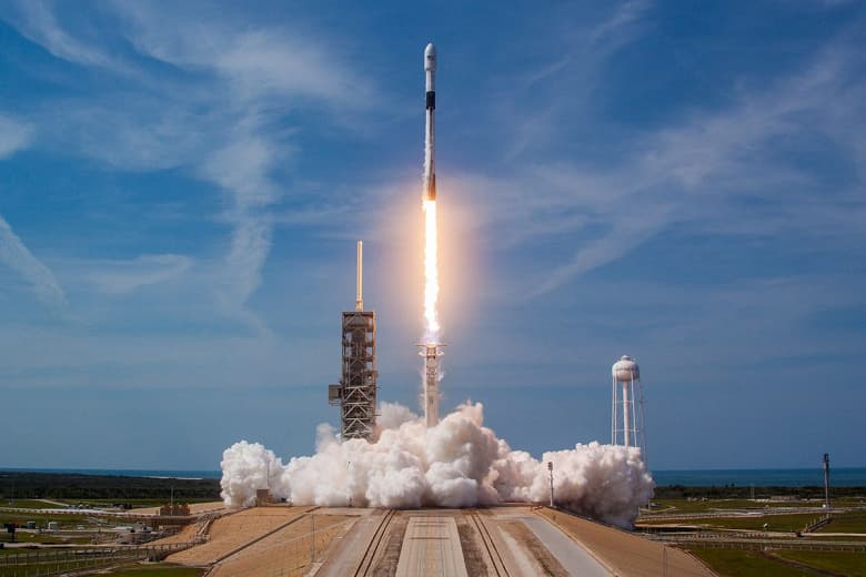 SpaceX продает места на ракете-носителе Falcon 9 по 1 млн долларов