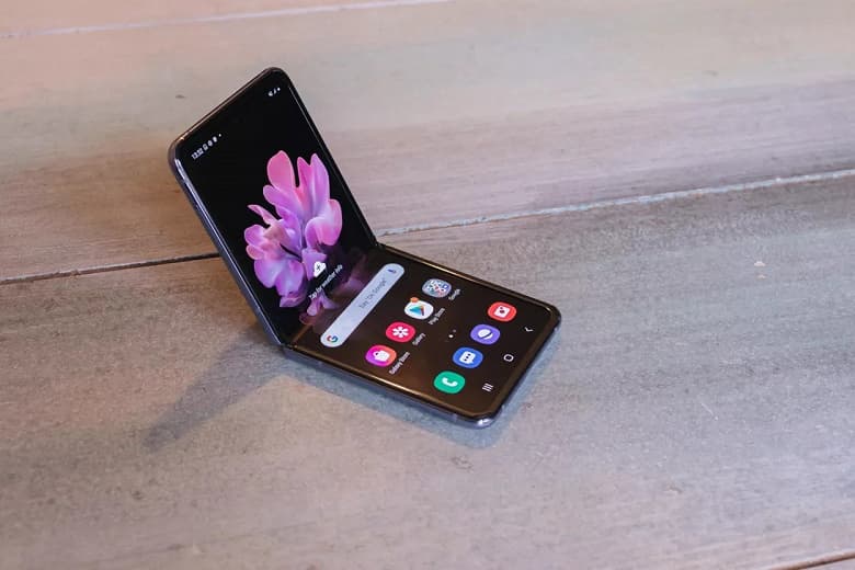 Раскладушка Galaxy Z Flip не получила одну из самых необычных функций смартфонов Samsung Раскладушка Galaxy Z Flip не получила одну из самых необычных функций смартфонов Samsung