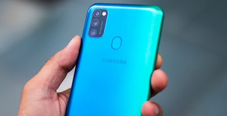 Смартфон Samsung с невероятно огромным аккумулятором сильно подешевел Смартфон Samsung с невероятно огромным аккумулятором сильно подешевел