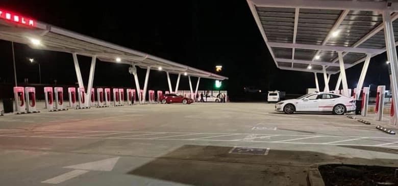 Tesla открыла крупнейшую в мире станцию Supercharger