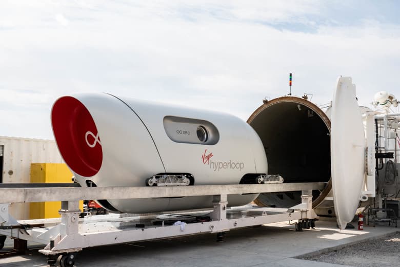 Первая поездка пассажиров в капсуле Hyperloop прошла успешно Первая поездка пассажиров в капсуле Hyperloop прошла успешно
