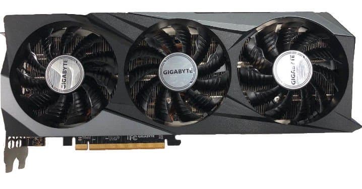 Карту Gigabyte Radeon RX 6800 XT Gaming OC на первый взгляд сложно отличить от Gigabyte GeForce RTX 3070 Gaming OC Карту Gigabyte Radeon RX 6800 XT Gaming OC на первый взгляд сложно отличить от Gigabyte GeForce RTX 3070 Gaming OC