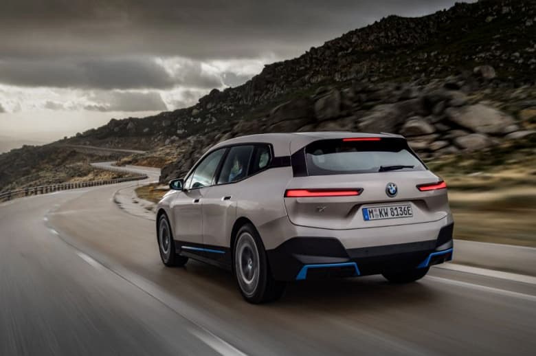 Запас хода более 600 км, разгон до 100 км/ч за 5 секунд и полный привод. Представлен электрический кроссовер BMW iX
