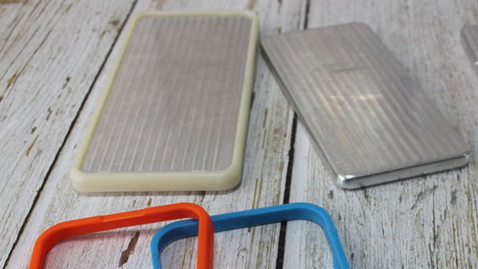 Первые фотографии макета Samsung Galaxy S21 и разноцветых защитных бамперов