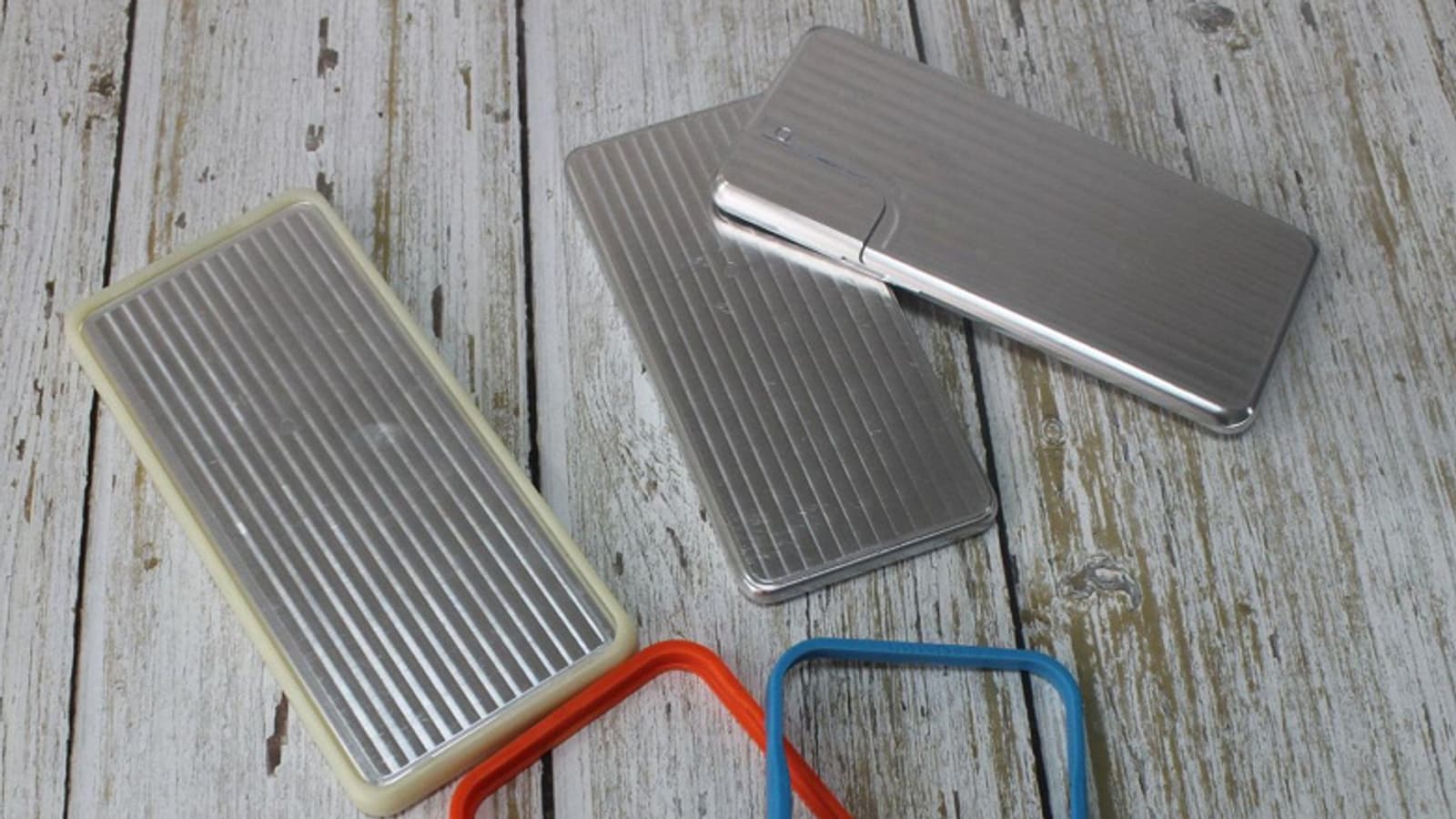 Первые фотографии макета Samsung Galaxy S21 и разноцветых защитных бамперов