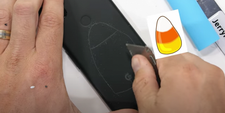 Пластиковый, но не хрупкий. Google Pixel 4a хорошо показал себя в тесте на прочность