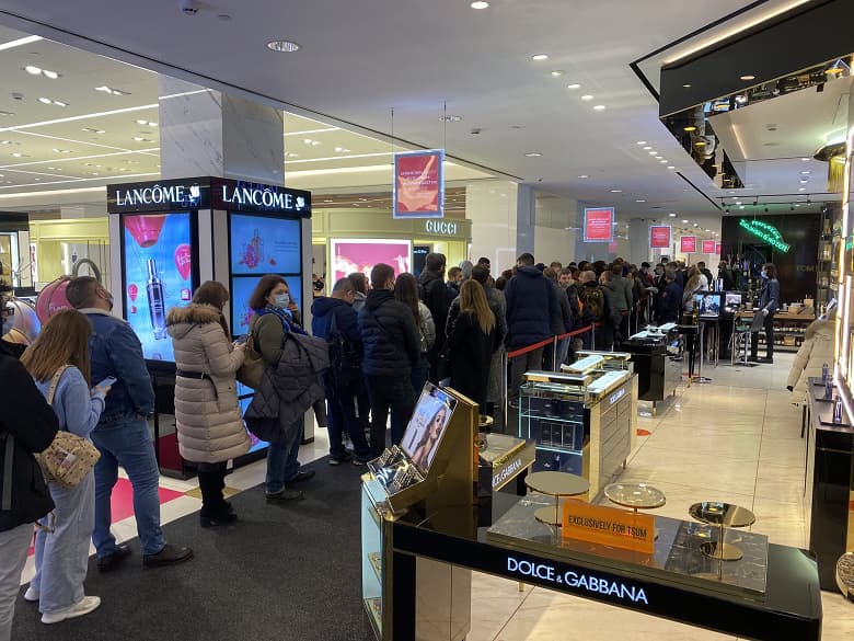 Московскому ЦУМу грозит закрытие из-за очереди за новенькими iPhone