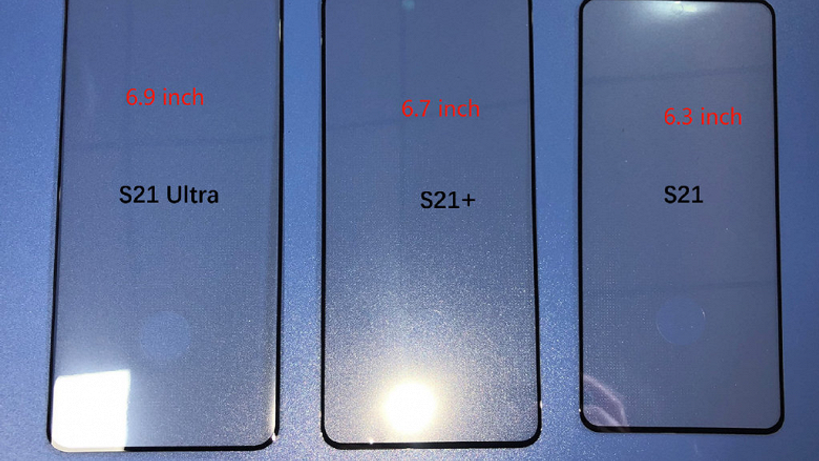 Первое фото позволяет сравнить размеры Samsung Galaxy S21, Galaxy S21+ и Galaxy S21 Ultra