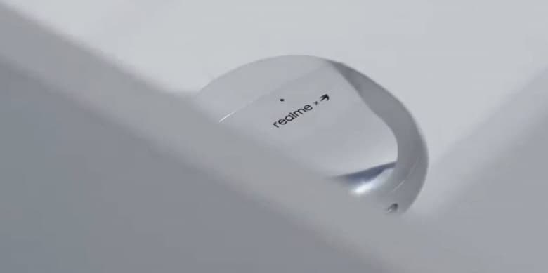 Научная фантастика и космические капсулы вдохновили дизайнера на создание наушников Realme Buds Air Pro Master Edition