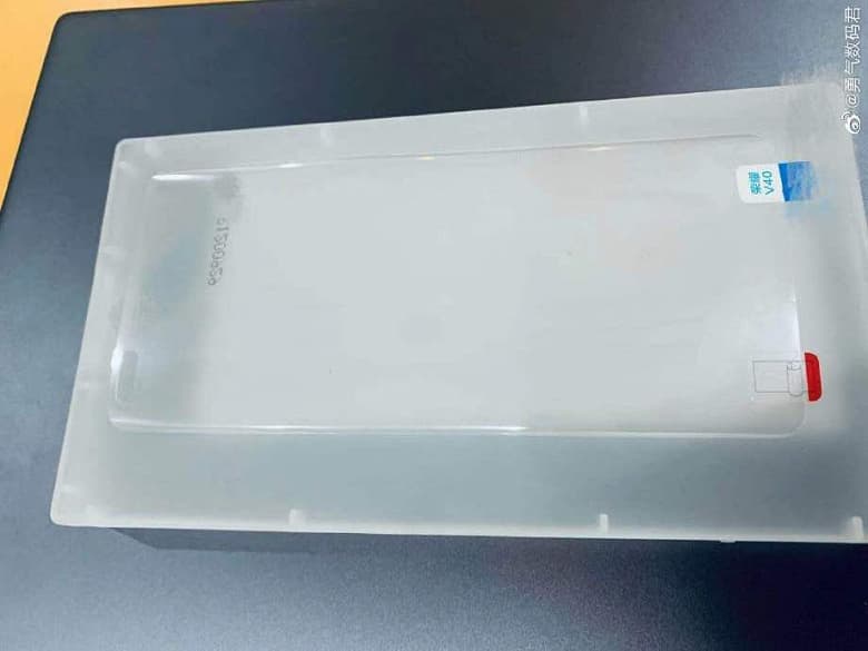 Первый флагман независимой Honor действительно получит экран-водопад. Это подтверждает фото защитного стекла