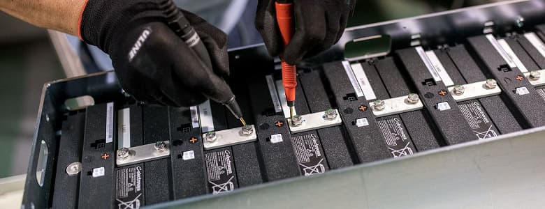 Цены на аккумуляторные батареи впервые оказались ниже 100 долларов за киловатт-час