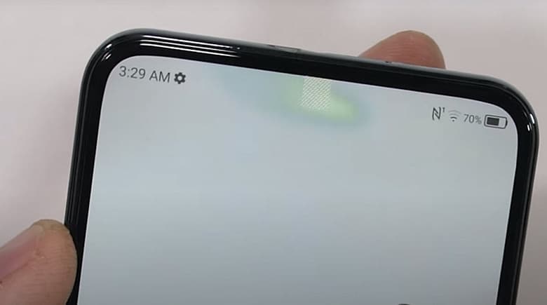 Ещё один недостаток подэкранной камеры. Она становится видимой при нагреве