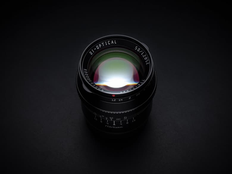Объектив TTartisan 50mm f/1.2 предназначен для беззеркальных камер