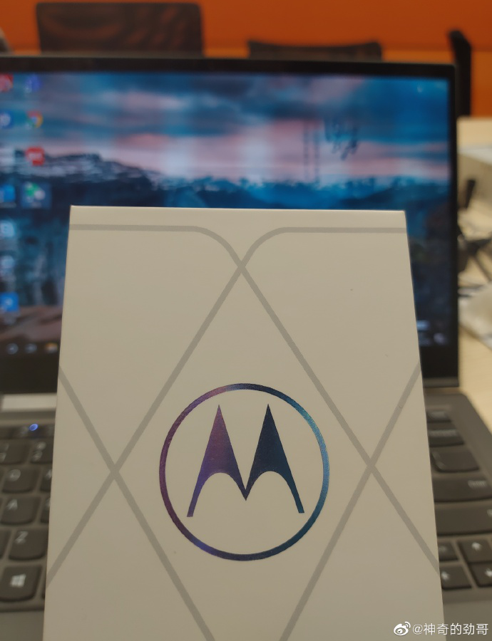 Фотография упаковки флагмана Motorola на базе Snapdragon 888