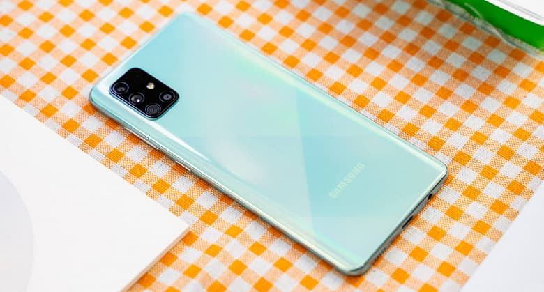 Samsung готовит ещё один среднебюджетный смартфон на Snapdragon 855 Samsung готовит ещё один среднебюджетный смартфон на Snapdragon 855