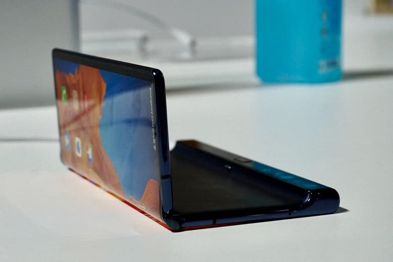 200 000 рублей. Это не первый платеж по ипотеке, а стоимость Huawei Mate Xs в России