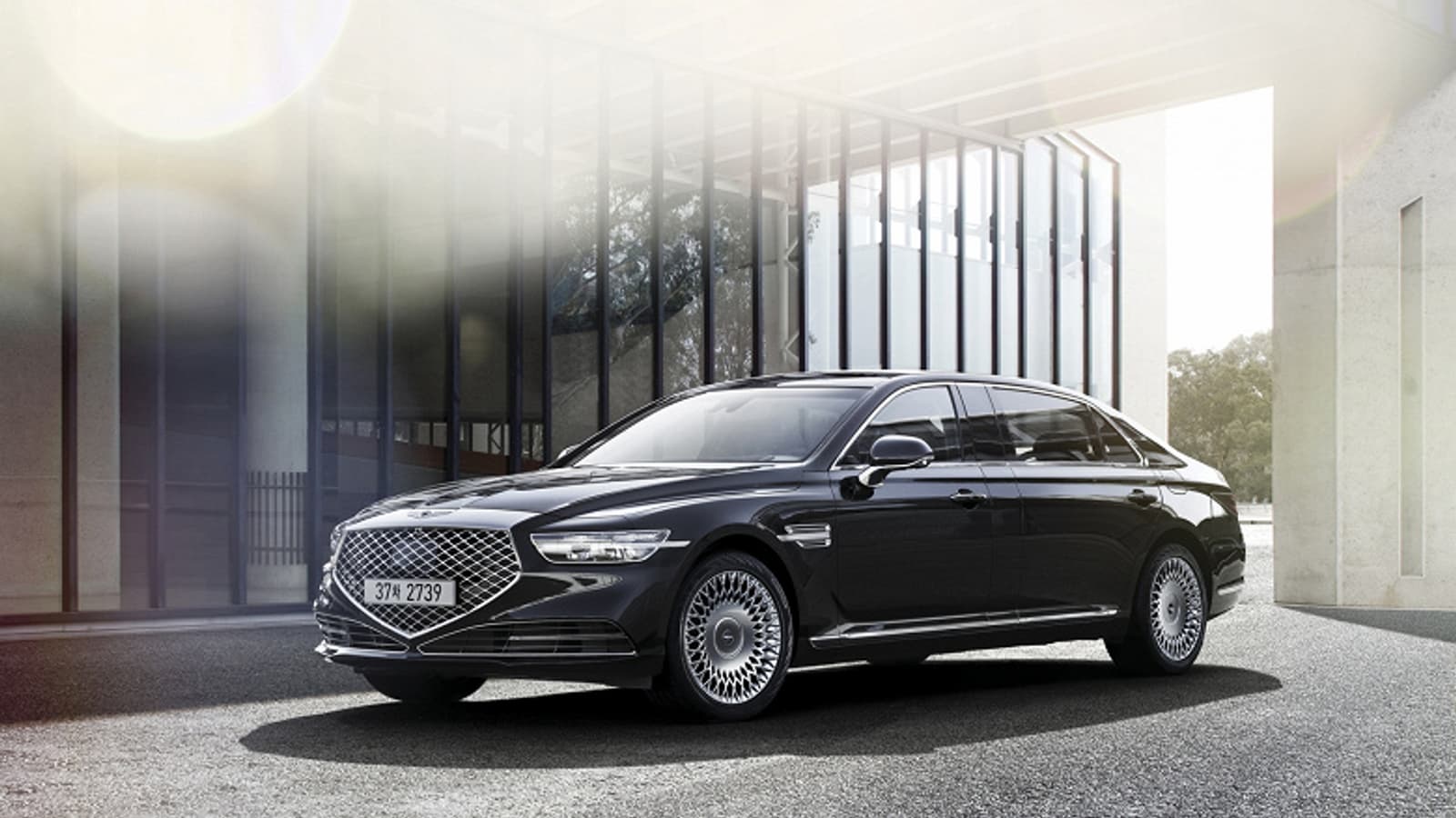 Genesis G90 2021 модельного года получил умные фары и систему автоматического торможения при движении задним ходом