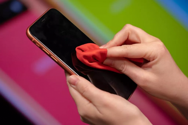 Из-за коронавируса Apple впервые разрешила дезинфицировать iPhone, но строго ограниченно