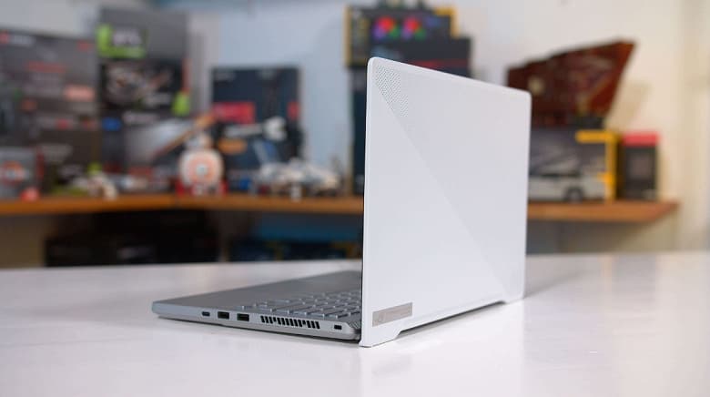 Интегрированный GPU Vega 8 поражает производительностью в играх. Даже GeForce MX250 далеко позади