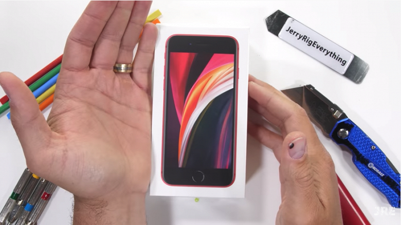 Так просто не сломаешь. «Электронный Франкенштейн» iPhone SE устоял в тесте на изгиб и пытках огнём