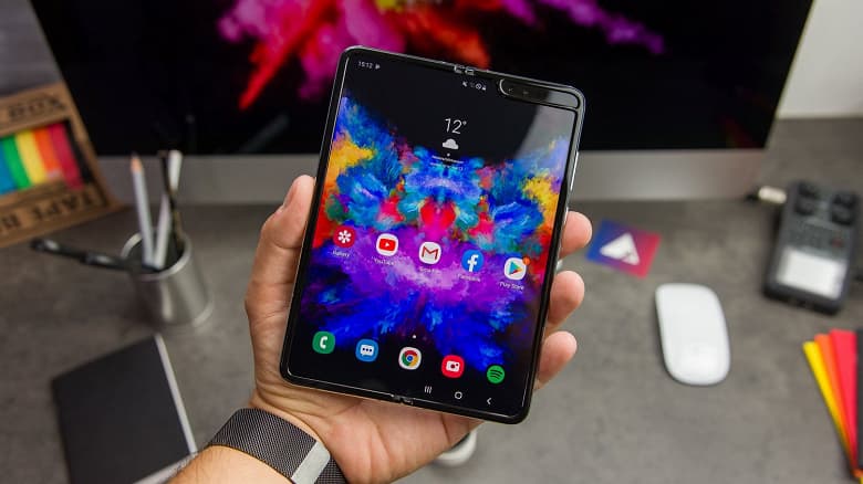 У гибкого смартфона Samsung Galaxy Fold 2 будет версия «для бедных». Модификация с меньшим объёмом памяти позволит сделать смартфон дешевле У гибкого смартфона Samsung Galaxy Fold 2 будет версия «для бедных». Модификация с меньшим объёмом памяти позволит сделать смартфон дешевле