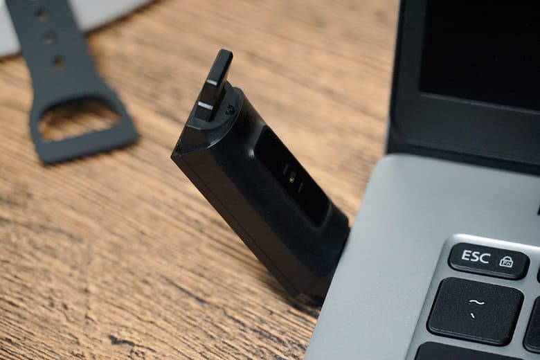 Redmi Band удивляет конструкцией и способом зарядки. Опубликованы качественные фото