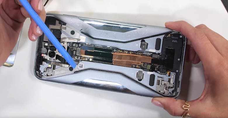 Xiaomi создала самый монструозный смартфон на рынке, но насколько он прочный? Гигантский Black Shark 3 Pro прошёл испытания блогера