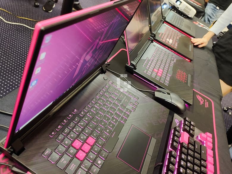 Asus выпустила ноутбук и периферию для «электропанков». Новинки чёрные с неоново-розовыми акцентами
