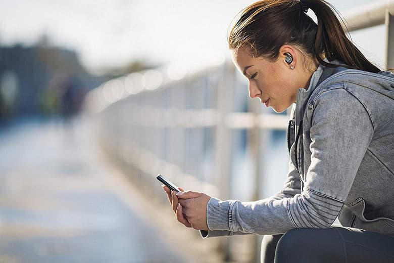 Беспроводные наушники Philips ActionFit дезинфицируются в футляре