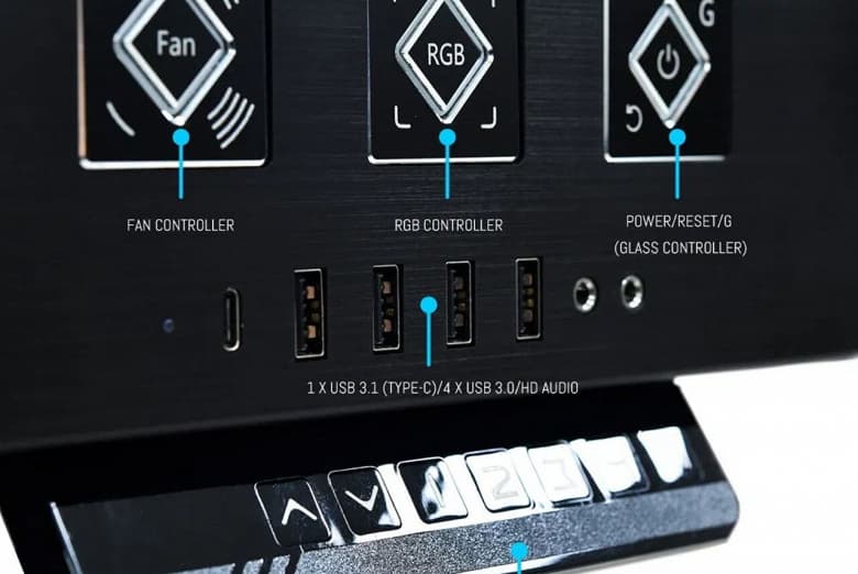 Столешницы корпусов в форме столов Lian Li DK-05F и DK-04F изготовлены из электрохромного стекла 