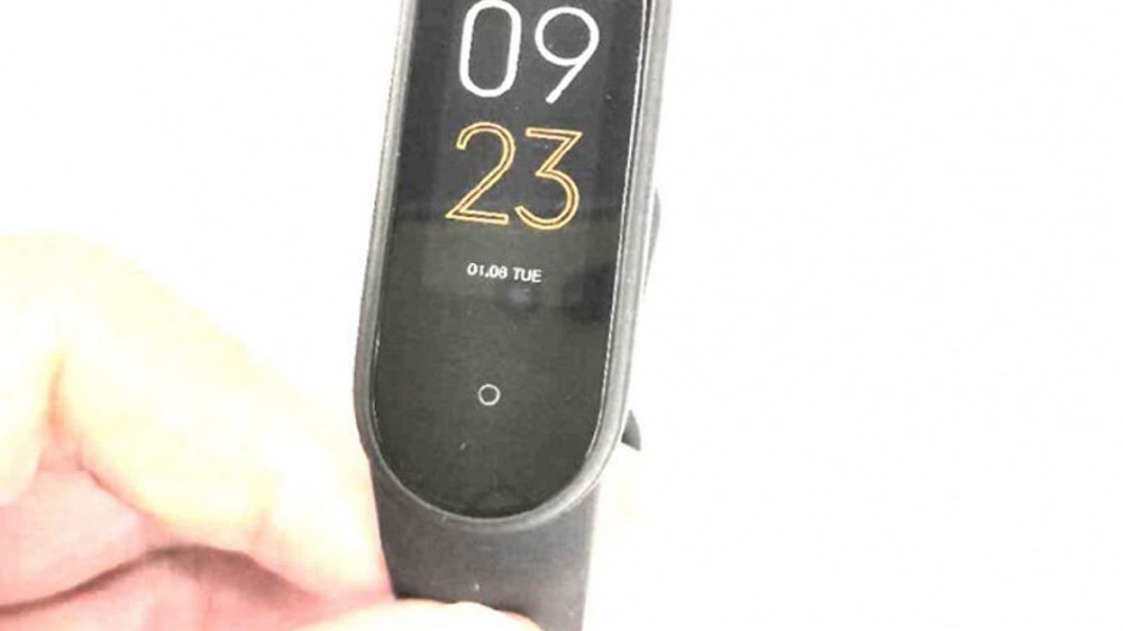 Прежний дизайн и система зарядки. Xiaomi Mi Band 5 показали на живых фото