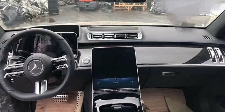 Mercedes-Benz упрекнули в копировании интерьера Tesla