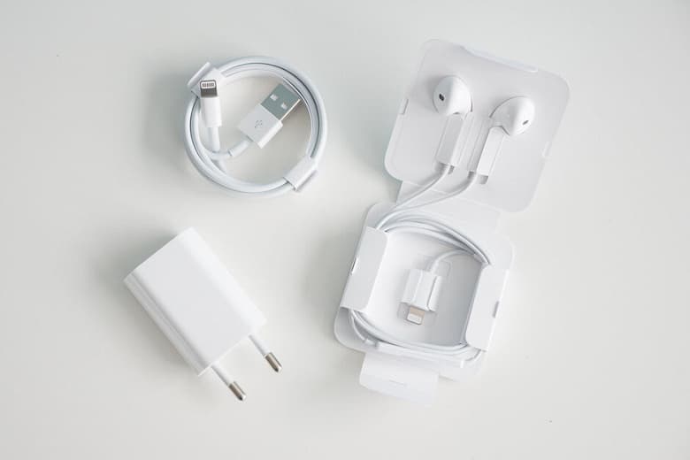 Новый iPhone SE заряжается катастрофически медленно. Покупка отдельного быстрого ЗУ ситуацию исправляет лишь отчасти Новый iPhone SE заряжается катастрофически медленно. Покупка отдельного быстрого ЗУ ситуацию исправляет лишь отчасти