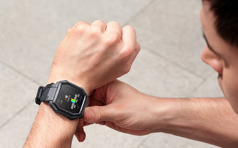 Качественные снимки защищенных часов AmazFit Ares демонстрируют рамки огромной ширины со всех сторон экрана