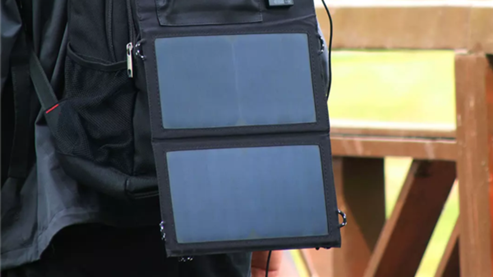 На Xiaomi Youpin появилась настоящая мечта туриста. Доступный портативный аккумулятор YEUX с солнечными батареями