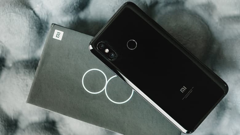 У двухлетних Poco F1 и Xiaomi Mi 8 тоже есть «рентгеновское» зрение
