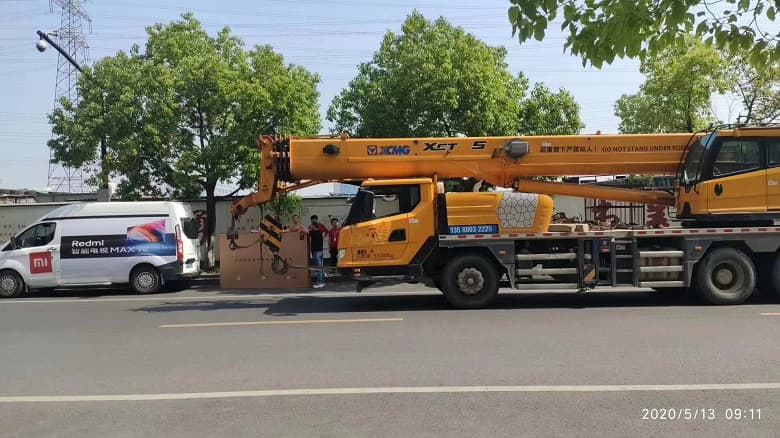 Гигантский телввизор Redmi Max 98 доставляют автомобильным краном... через окна