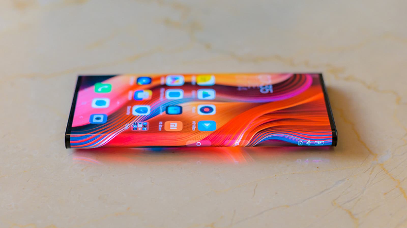 Уникальный смартфон Xiaomi Mi Mix Alpha с опоясывающим экраном уже разобрали по запчастям