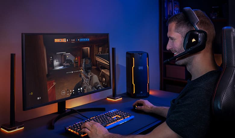 Настольный ARGB-светильник Corsair iCUE LT100 Lighting Tower может играть роль вешалки для гарнитуры Настольный ARGB-светильник Corsair iCUE LT100 Lighting Tower может играть роль вешалки для гарнитуры