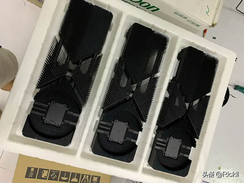 Очень необычные радиаторы системы охлаждения GeForce RTX 3080 во всей красе